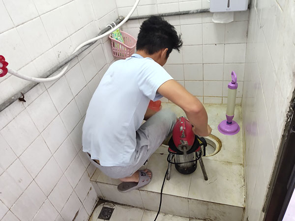 咸阳管道堵塞冒臭气 专业师傅现场解决问题